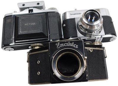 Lot 378 - Three cameras, comprising a Voigtlander V2B, a...