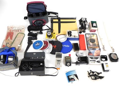 Lot 384 - A group of camera and dark room accessories,...