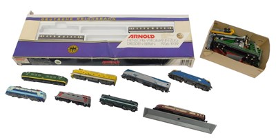 Lot 280 - N gauge static locomotives, rolling stock and...