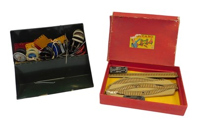 Lot 333 - A German tinplate clockwork trainset in a...