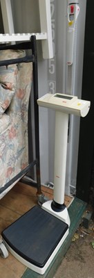 Lot 1073 - A Secca Bodymass Index weighing machine and...