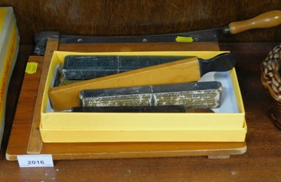 Lot 2016 - A small tabletop guillotine, and a quantity of...