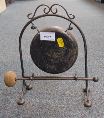 Lot 2037 - A small tabletop dinner gong, with striker.