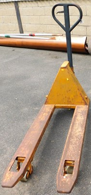 Lot 661 - A hydraulic pallet jack.