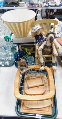 Lot 2061 - Sundry household effects, including an egg box...