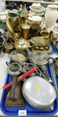Lot 2149 - Metalware, including hip flask, teapot, Swans...