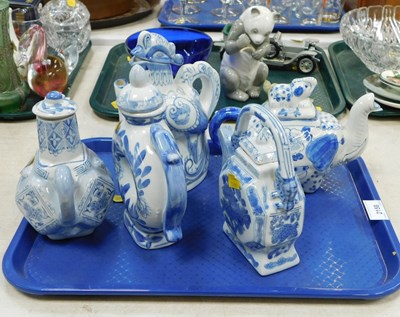 Lot 2158 - Oriental style blue and white wares, including...