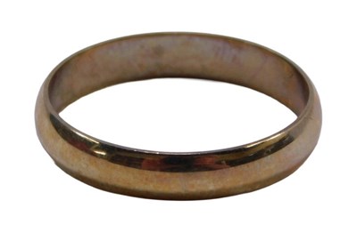 Lot 137 - A 9ct gold wedding band, of plain design, size...