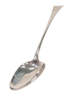Lot 170 - A George III silver fiddle pattern serving...