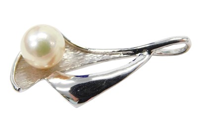 Lot 468 - A pearl set pendant, the pink/cream lustred...