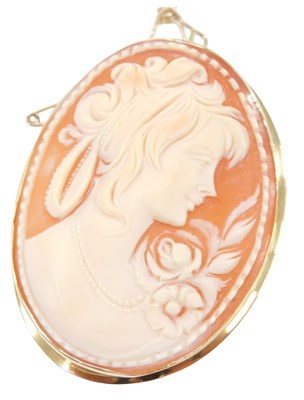 Lot 469 - A Venetian shell cameo brooch, the oval cameo...