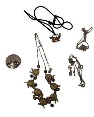 Lot 476 - A group of assorted jewellery, comprising a...