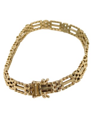 Lot 234 - A box link bracelet, with staggered ribbed...