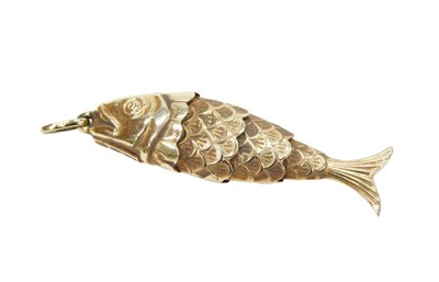 Lot 262 - A 9ct gold articulated fish pendant, bearing...