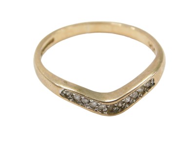 Lot 274 - A 9ct gold wishbone ring, set with an...