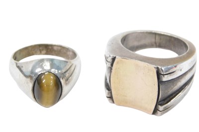 Lot 277 - Two dress rings, comprising one set with tiger'...