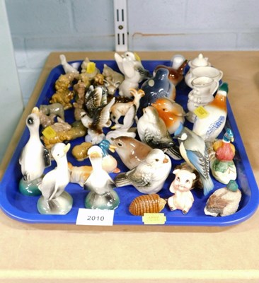Lot 2010 - A collection of ceramic birds and animals, to...
