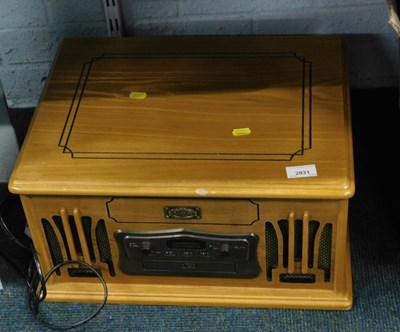 Lot 2031 - A Daklin model 9809 wooden cased retro style...