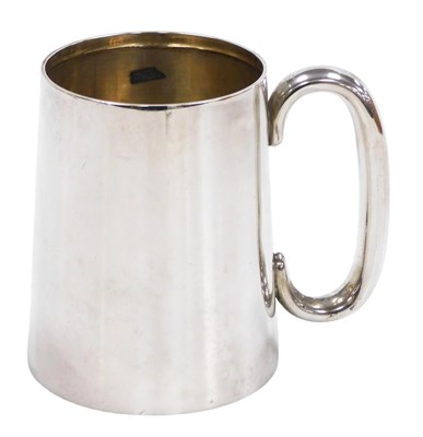 Lot 101 - A George V silver tankard, of plain, outswept...