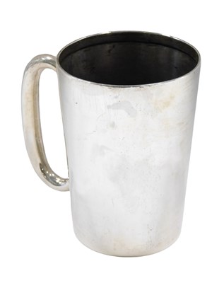 Lot 571 - A George V silver pint tankard, of plain...
