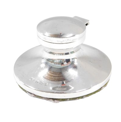 Lot 581 - A George V silver inkwell, lacking glass well,...