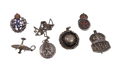 Lot 536 - A group of silver and other...