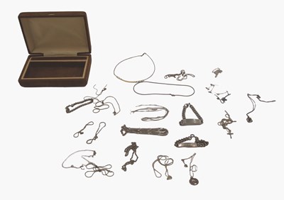 Lot 453 - A group of silver and other jewellery,...