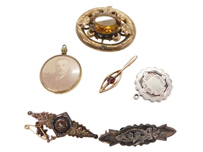 Lot 797 - A group of assorted jewellery, comprising...