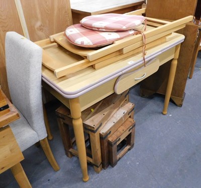 Lot 1548 - A group of furniture, to include a draw leaf...
