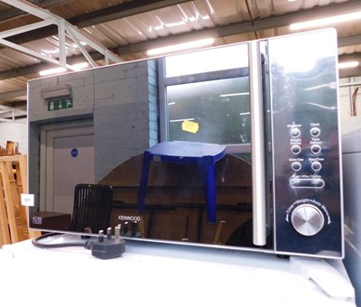 Lot 1577 - A Kenwood 900w microwave.