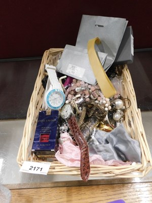 Lot 2171 - A group of assorted costume jewellery, drop...