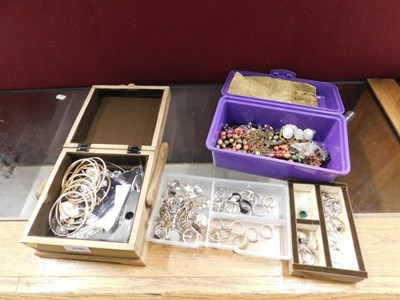 Lot 2195 - Assorted costume jewellery, beaded necklaces,...