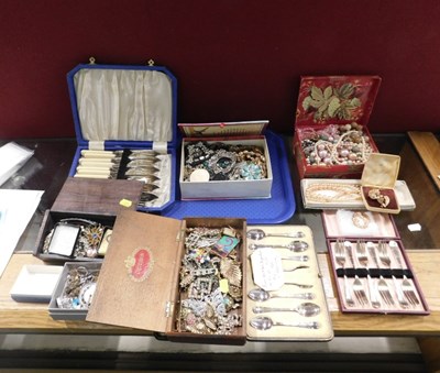 Lot 2198 - A group of assorted costume jewellery, a...