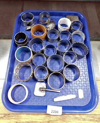 Lot 2200 - Silver plated napkin rings, ceramic napkin...