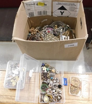Lot 2206 - Assorted costume jewellery, bangles, necklaces,...