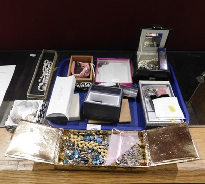 Lot 2209 - Assorted costume jewellery, ladies...