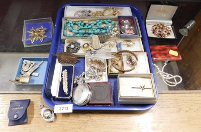 Lot 2213 - A group of assorted costume jewellery,...