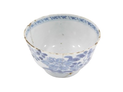 Lot 971 - An 18thC Chinese porcelain tea bowl, decorated...