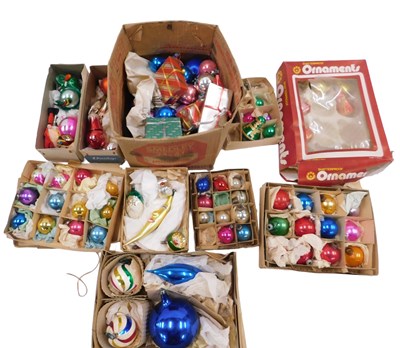 Lot 1078 - A quantity of vintage Christmas decorations, etc.