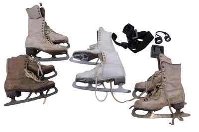 Lot 1079 - A quantity of vintage ladies ice skates, etc.