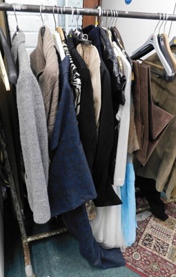 Lot 2288 - A quantity of ladies vintage and other clothes...