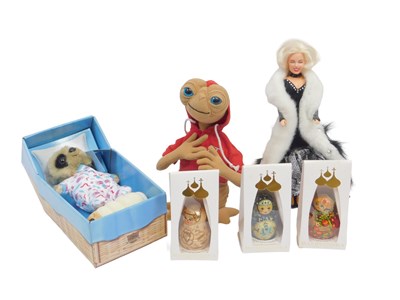 Lot 560 - A DSI Marilyn Monroe collectable doll, an ET...