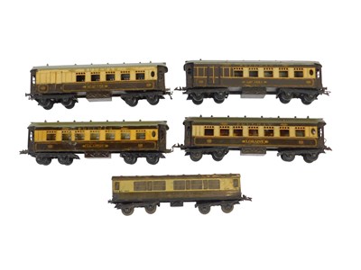 Lot 570 - Hornby O gauge tinplate coaches, including a...
