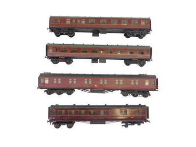 Lot 572 - Kit built O gauge coaches, including M24397...