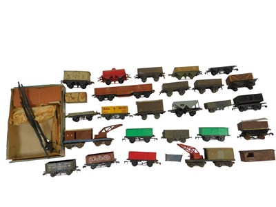 Lot 592 - O gauge rolling stock, including Hornby...