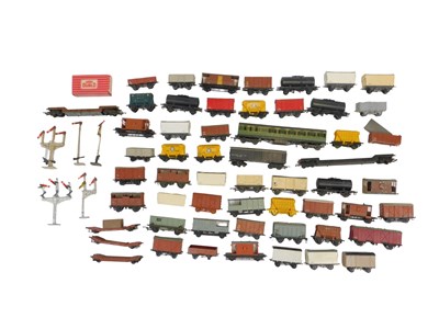Lot 594 - Hornby and other OO gauge rolling...