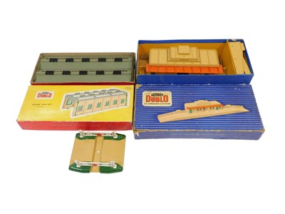 Lot 691 - A Hornby Dublo 5006 engine shed kit two road,...