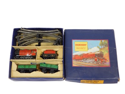 Lot 695 - A Hornby clockwork tinplate MO goods set,...