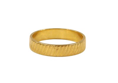 Lot 522 - A 22ct gold wedding band, with a repeating...