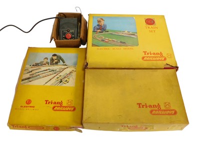 Lot 722 - Tri-ang TT gauge train sets, comprising a...